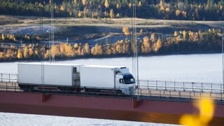 Långtradare kör över Höga kusten-bron.