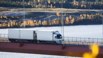 Långtradare kör över Höga kusten-bron.