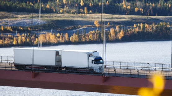 Långtradare kör över Höga kusten-bron.