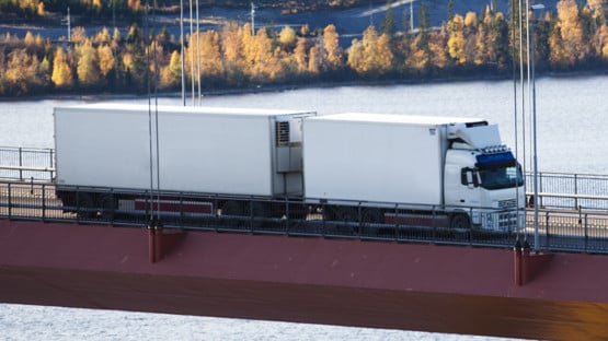Långtradare kör över Höga kusten-bron.