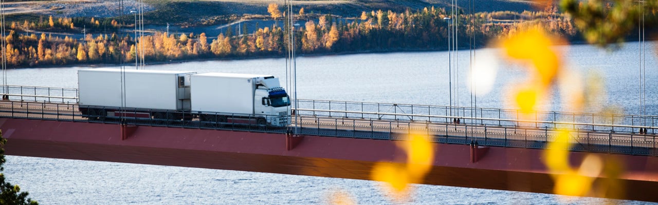Långtradare kör över Höga kusten-bron.
