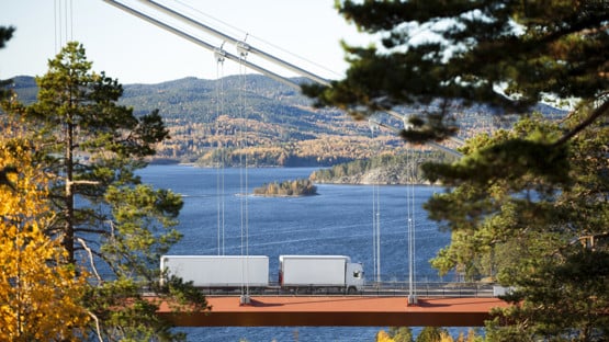 Lastbil kör över Höga kusten-bron