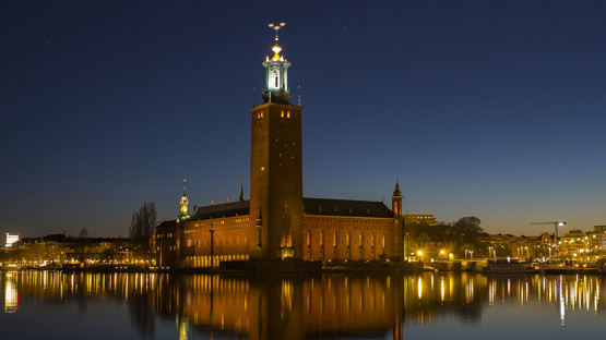 Stockholms stadshus med Riddarfjärden i förgrunden.