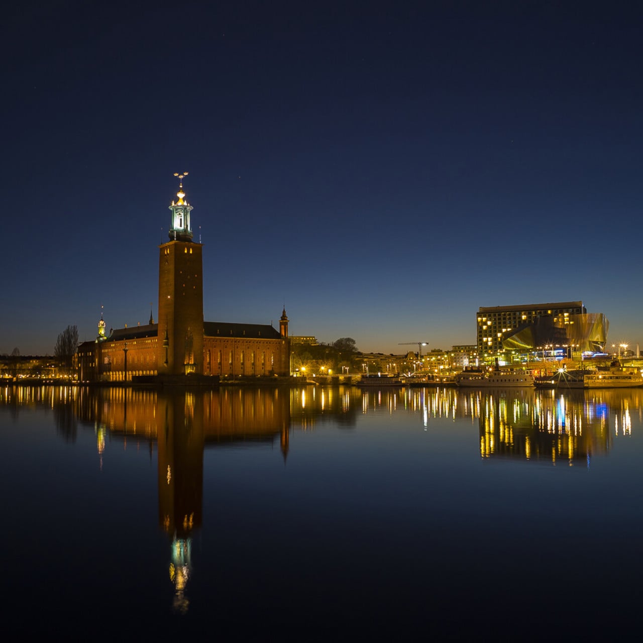 Stockholms stadshus med Riddarfjärden i förgrunden.