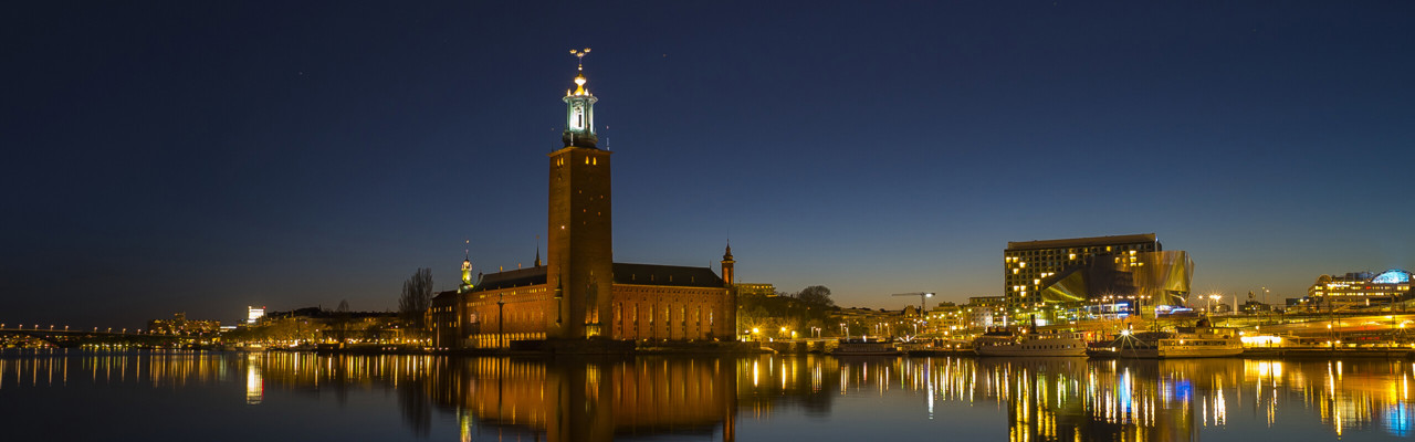 Stockholms stadshus med Riddarfjärden i förgrunden.