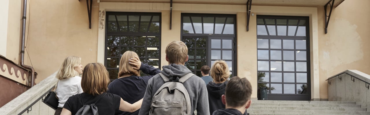 Skolelever går uppför trappa.