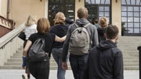 Skolelever går uppför trappa.