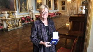 Bild på Ellinor Ädelroth när hon tog emot Konungens Medalj