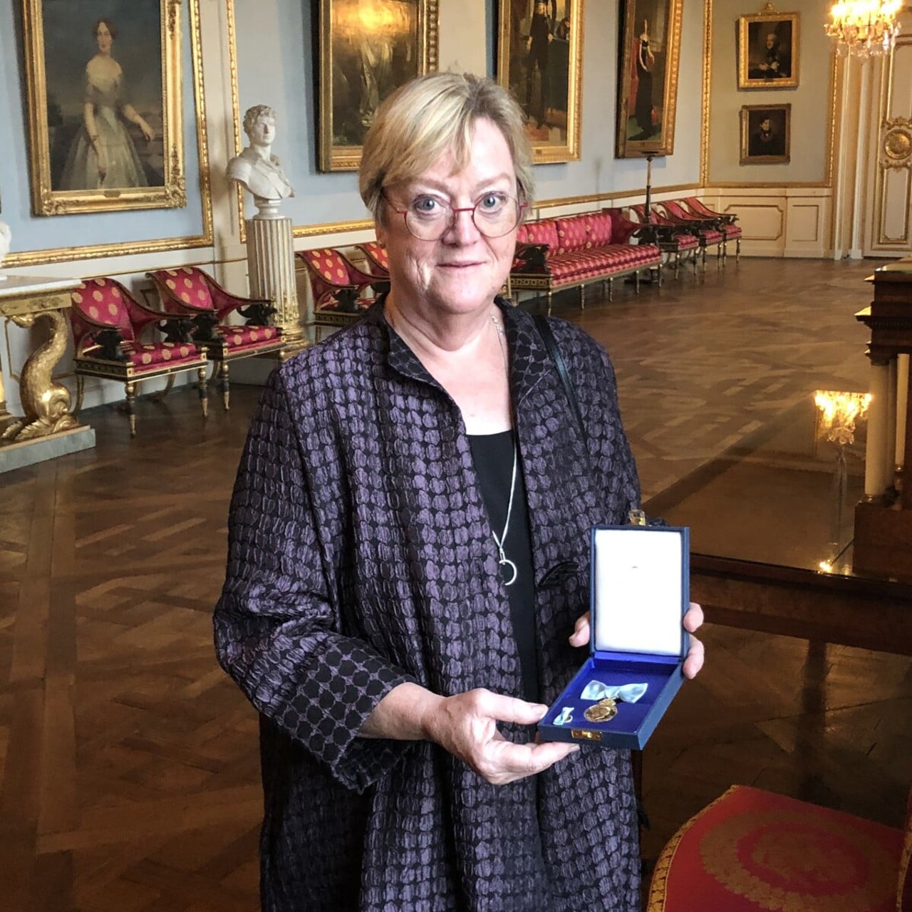 Bild på Ellinor Ädelroth när hon tog emot Konungens Medalj