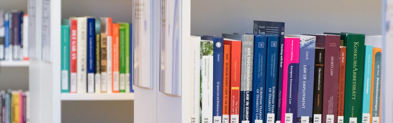 Bokhyllor i Studiesalen på UB