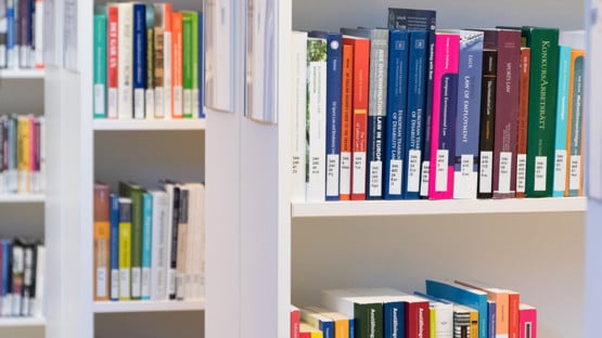 Bokhyllor i Studiesalen på UB