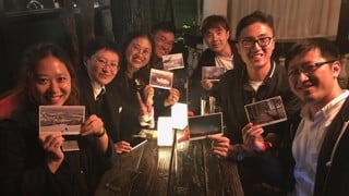 Seven alumni in Shanghai sitting at a table together
