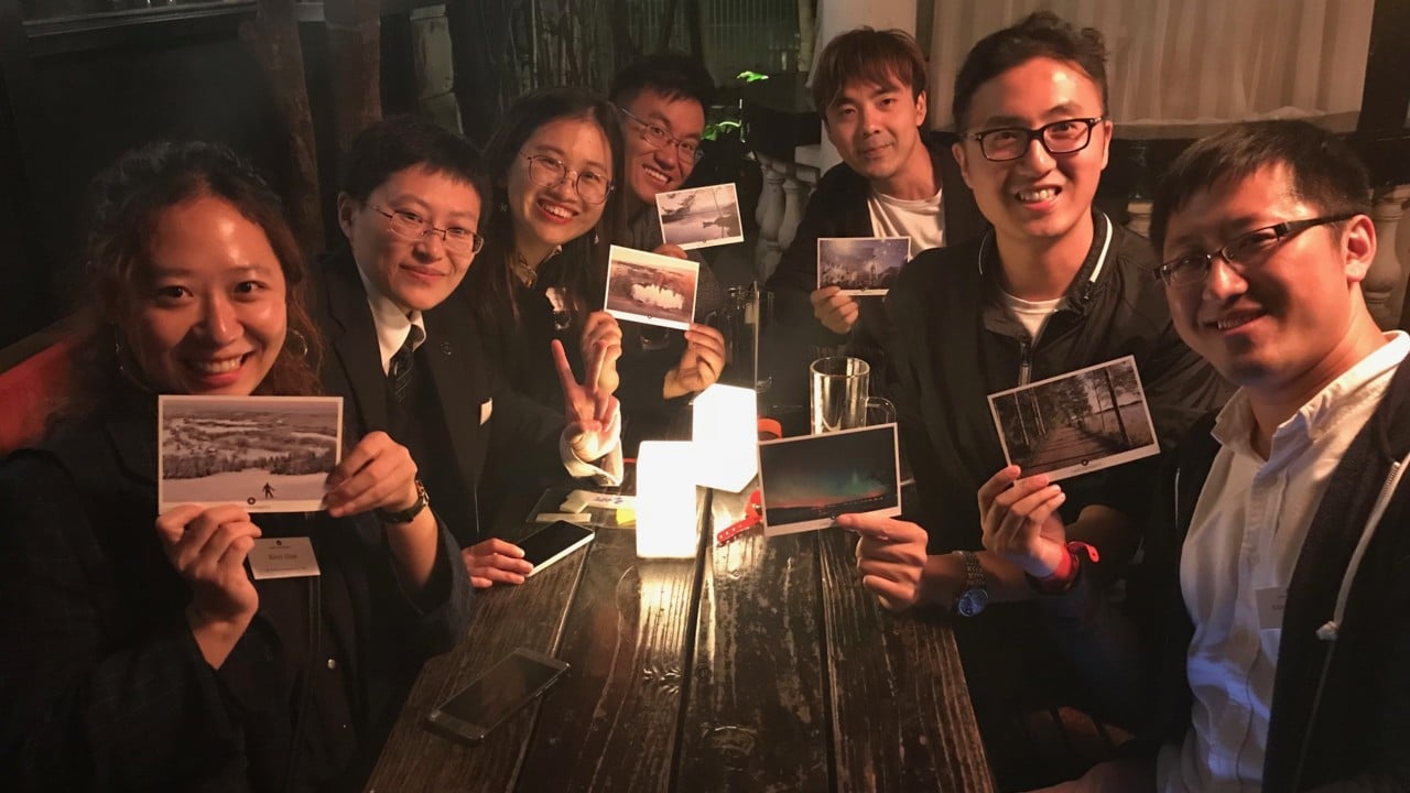 Seven alumni in Shanghai sitting at a table together