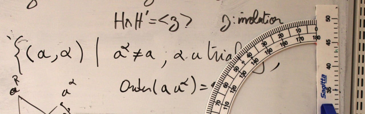 Närbild på en whiteboardtavla som innehåller matematiska formler