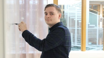 Porträtt av Andreas Granath, doktorand på Institutionen för matematik och matematisk statisik