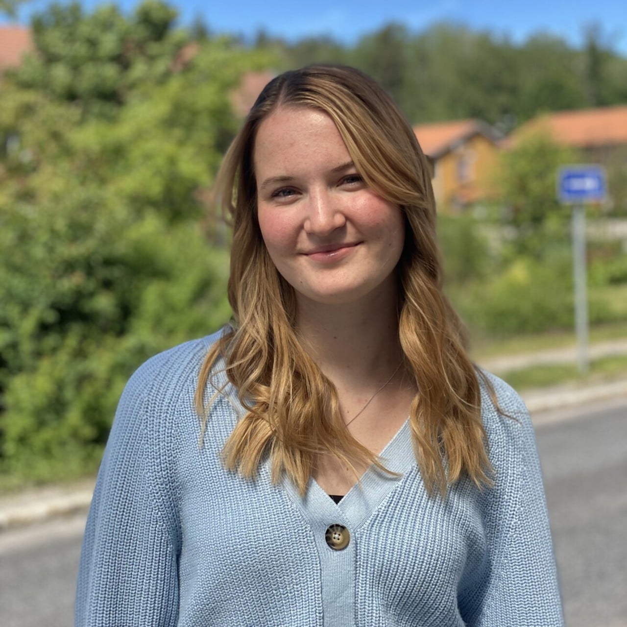 Stående halvkroppsporträtt av Amanda Dufberg, student samhällsvetsrprogrammet - genusvetenskap.