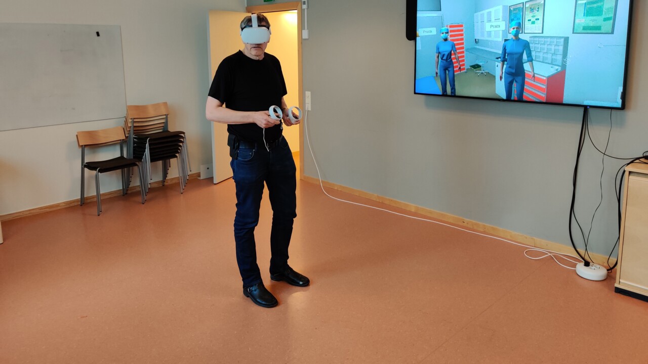 Överläkare Markku Haapamäki med VR glasögon