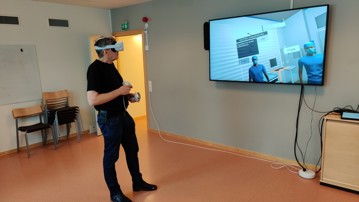 Överläkare Markku Haapamäki med VR glasögon