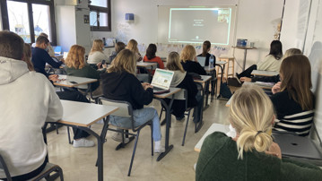Bild på elever vid Svenska skolan i Costa del Sol under zoommöte med kemidoktorand