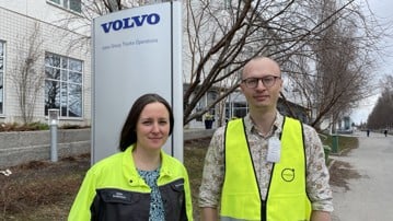 En kvinna och en man i varselkläder.