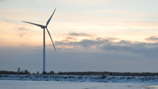 isformationer med vindkraftverk i bakgrunden