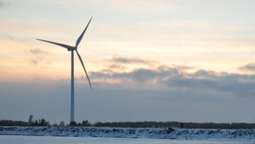 isformationer med vindkraftverk i bakgrunden