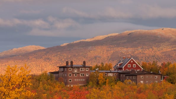 Abisko naturvetenskapliga station och fjällen i bakgrunden.