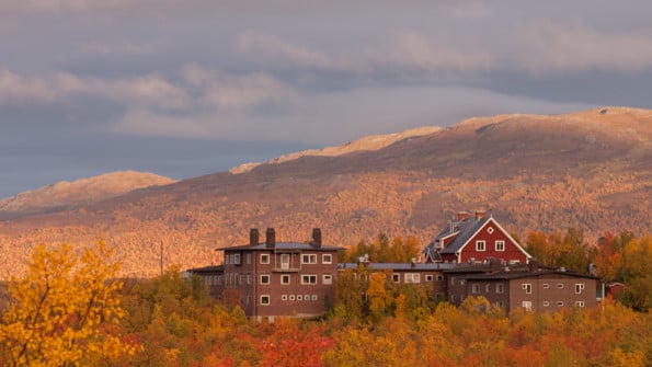 Abisko naturvetenskapliga station och fjällen i bakgrunden.