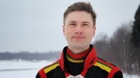 Porträttbild på Jon Petter Stoor i samedräkt utomhus vintertid
