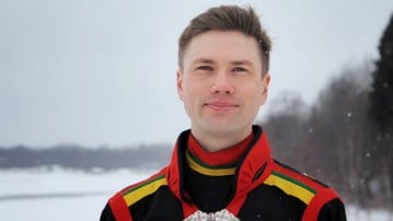 Porträttbild på Jon Petter Stoor i samedräkt utomhus vintertid
