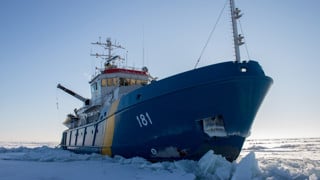 kustbevakningens fartyg KBV 181 i is