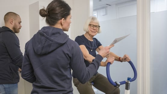 Deltagaren Inga Häger fystestas på träningscykel vid pilotstudien i Demand-projektet om kost, träning, diabetes och demens