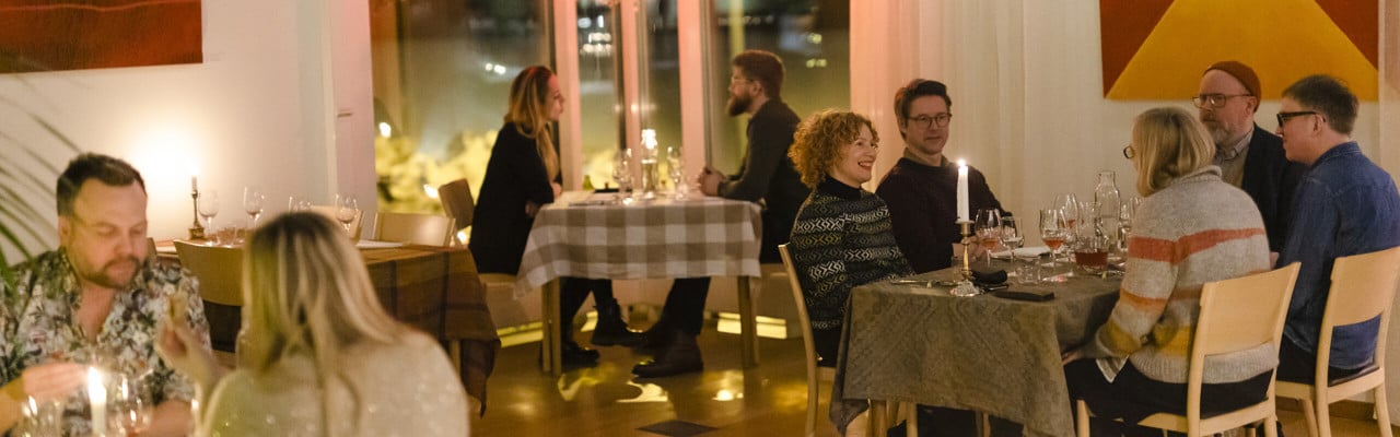 Middagsgäster i restaurangmiljö
