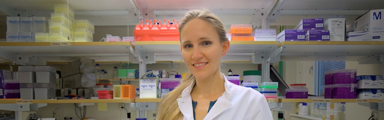 Bild på Verena Kohler, Biträdande universitetslektor vid Institutionen för molekylärbiologi, stående i ett labb.