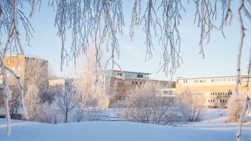 Bild på campus vintertid