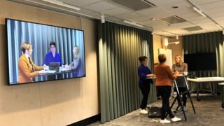 Åse Tieva och Annakarin Nyberg, universitetslektorer vid Umeå universitet, samt Kajsa Winnes, verksamhetsutvecklare Akademiska Hus. De tre står vid ett talarbord och samtalar.