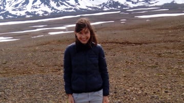 Linda Pfister med fjäll i bakgrunden