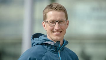 Porträtt på Rickard Lindberg, studiesamordnare och studievägledare vid Handelshögskolan, Umeå universitet.