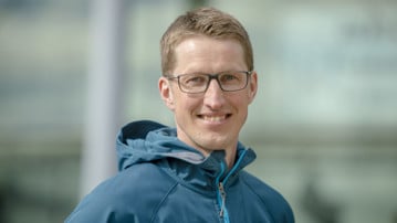 Porträtt på Rickard Lindberg, studiesamordnare och studievägledare vid Handelshögskolan, Umeå universitet.