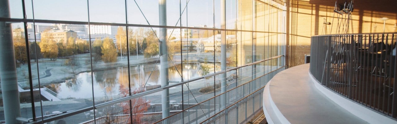 En student som går igenom Lindellhallen