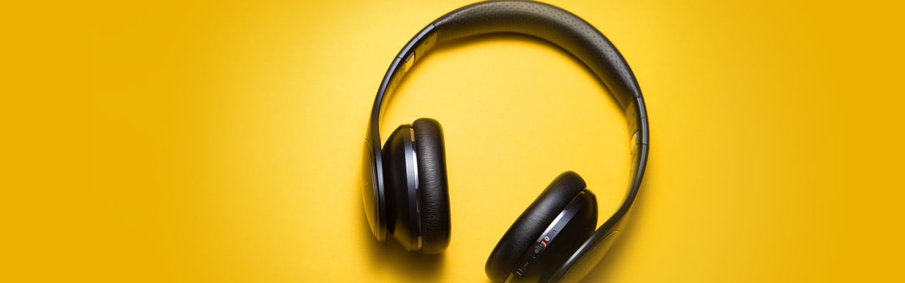 Headset på gul bakgrund
