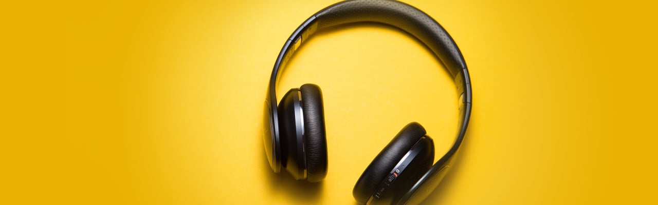 Headset på gul bakgrund