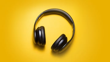 Headset på gul bakgrund