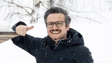 Bild på Maria Fällman och Kemal Avican ute i snön