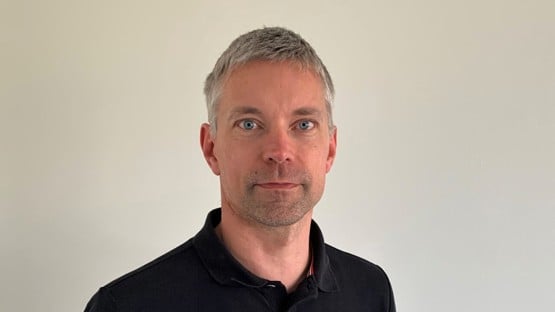 Bild på Markus Ådahl, programansvarig för civilingenjörsprogrammet i industriell ekonomi. Markus står framför en vit vägg.