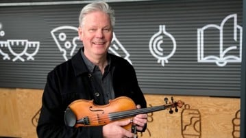 Markus Falck håller en fiol