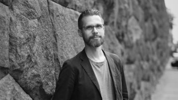 Porträttbild Mats Almegård, svartvit.
