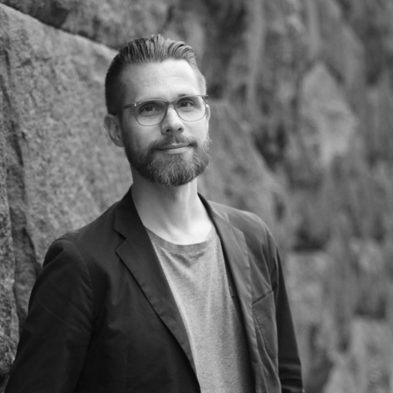 Porträttbild Mats Almegård, svartvit.