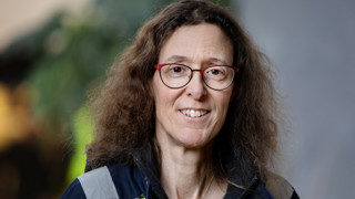 Kvinna i varselkläder.