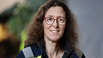 Kvinna i varselkläder.